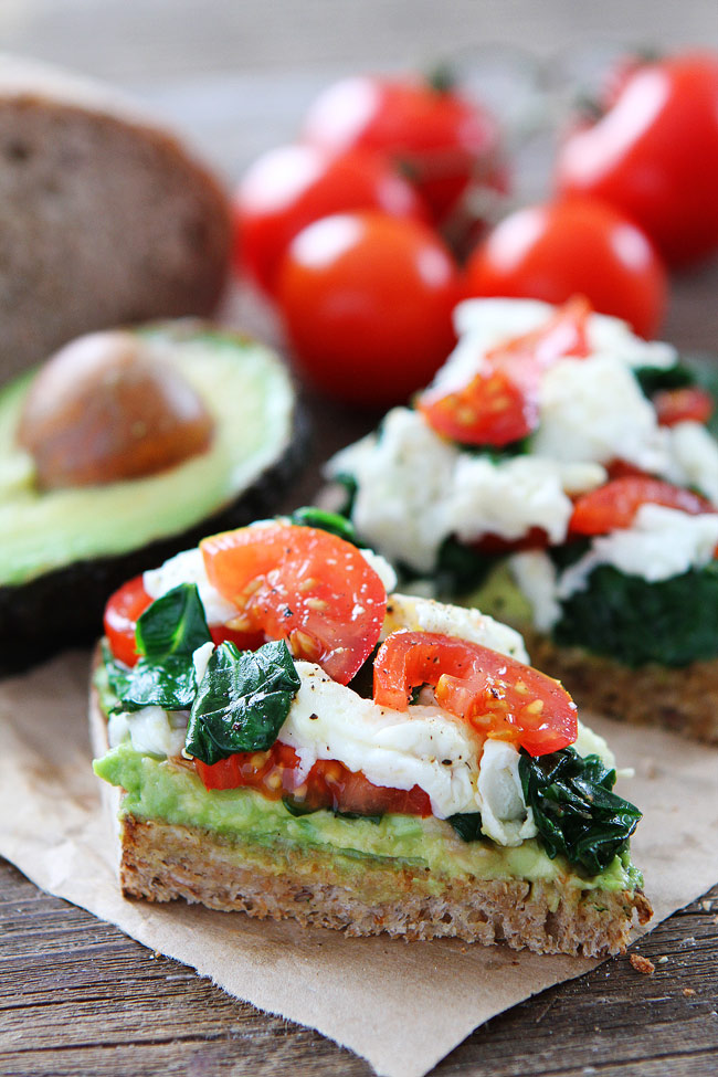 Avocado toast with eggs, spinach and tomatoes. OMG Pin Me!